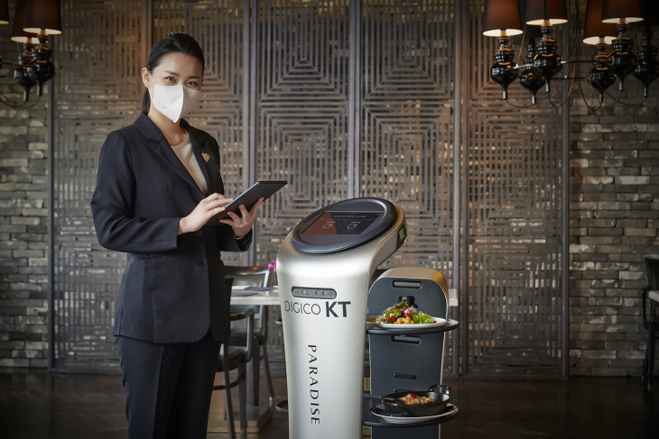 사진02_파라다이스호텔 부산, ‘AI 서빙로봇’ 도입