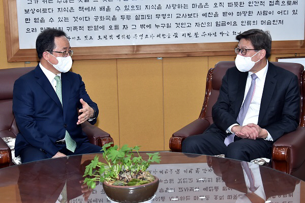 [포토] 대학교수 출신 김석준과 박형준 “잘해봅시다”