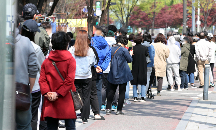검사건수 감소에도 줄지 않는 코로나19 신규 확진자
