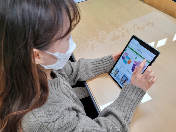 스마트 기기를 이용해 영주장날 쇼핑하는 장면