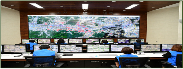 통합관제센터 요원들의 24시간 실시간 모니터링