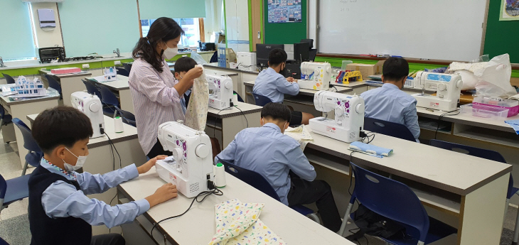 창업 제품을 제작 체험하는 모습