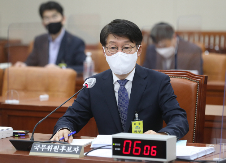 답변하는 안경덕 고용노동부 장관 후보자