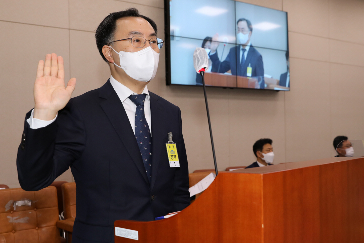 선서하는 문승욱 산자부 장관 후보자
