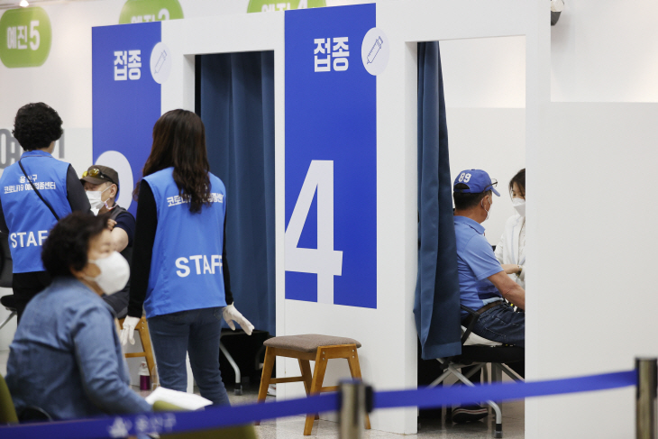 백신 접종 누적 수 300만명 넘어…수급에 차질 빚나