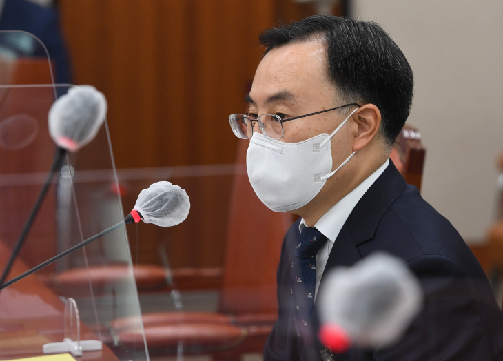답변하는 문승욱 장관 후보자