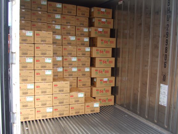 풍산김치 수출 선적 장면