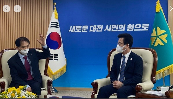 허태정대전시장(우측)과 이광형카이스트 총장(좌측)