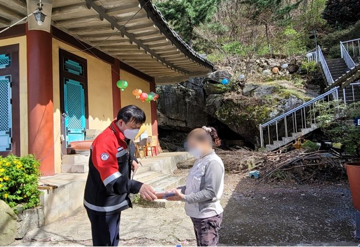 사찰방문객에게 산불 예방활동을 벌이는 모습