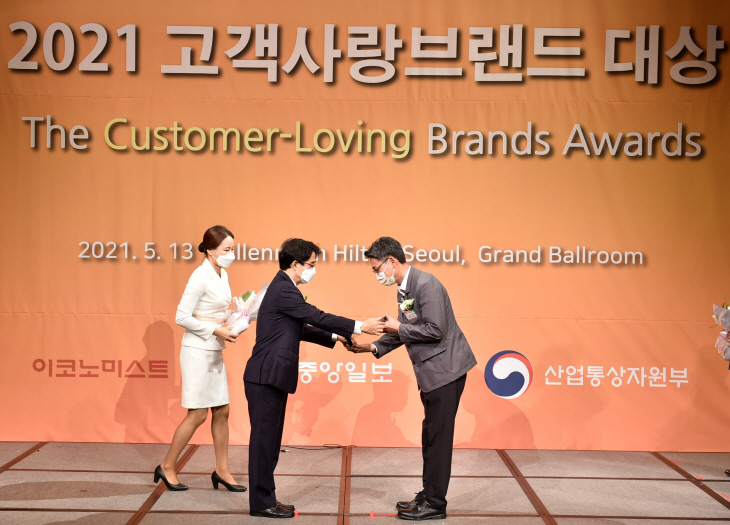 이미지1) AJ 셀카 이승범 기획총괄본부장(왼쪽)이 2021