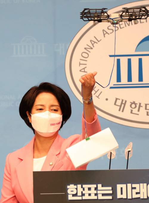 드론으로 최고위원 출마선언문 전달받는 이영 의원
