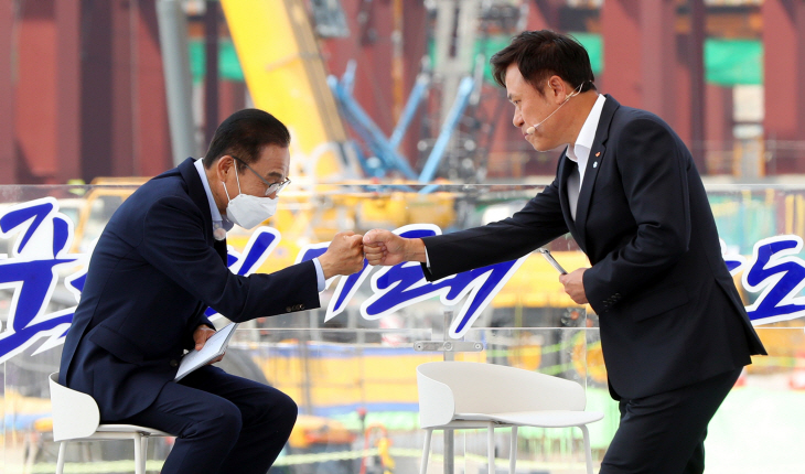 주먹인사 하는 삼성전자 김기남, SK하이닉스 박정호 부회장