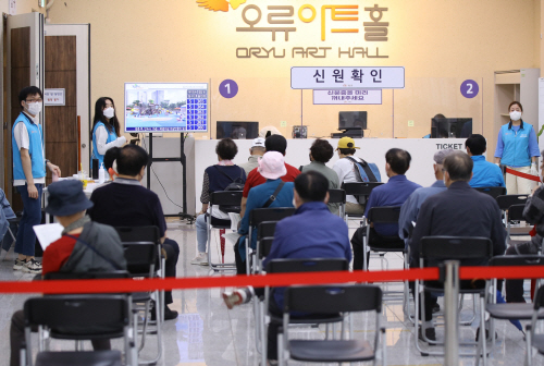 백신 접종 기다리는 시민들