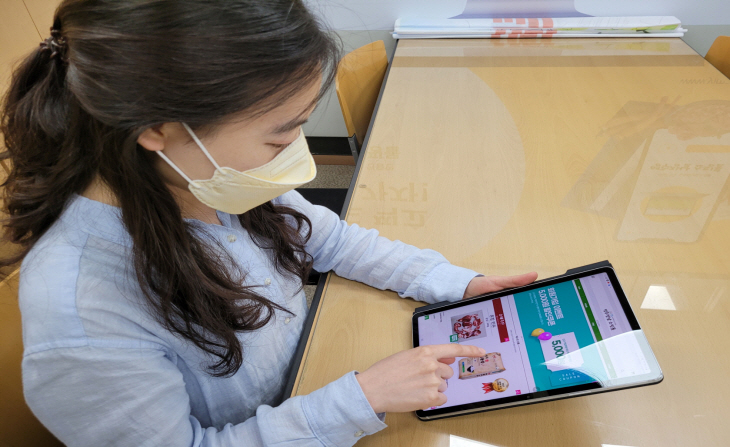 영주장날 쇼핑몰에서 쇼핑하는 장면