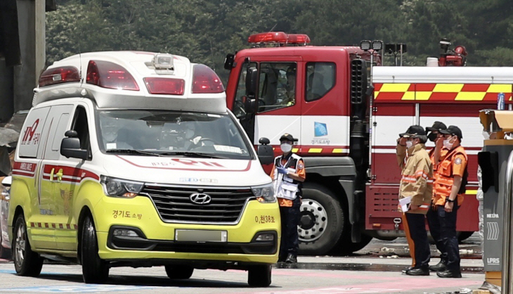 실종 소방관 유해 실은 차량에 경례하는 소방대원들