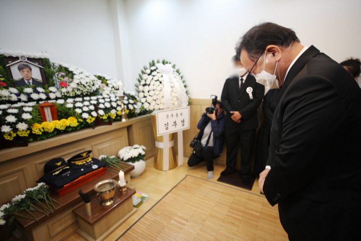 김부겸 총리, 화재 진압 중 숨진 소방관 빈소 조문
