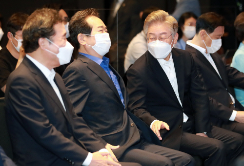 공명선거 실천 서약식에서 대화하는 이재명 정세균 이낙연