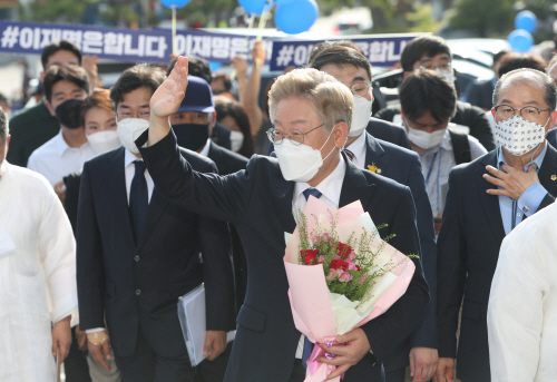 지지자들에게 인사하는 이재명