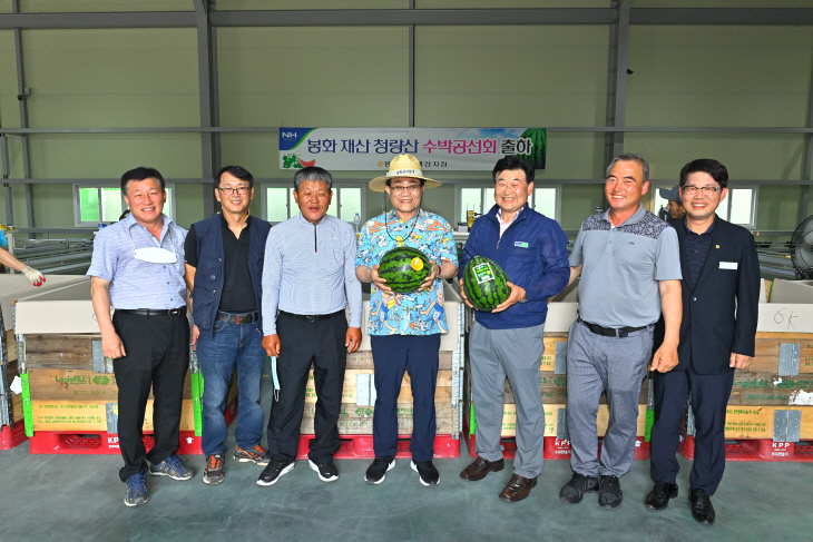 수박출하현장에서 엄태항 봉화군수와 박만우 조합장