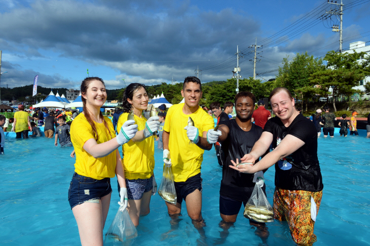 은어 맨손잡이 체험을 즐기는 외국인 관광객들