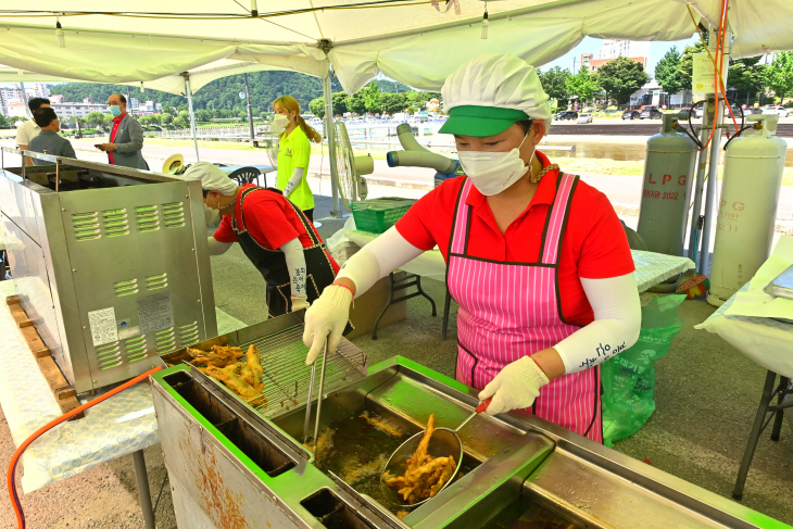 은어튀김을 요리하고 있는 요리사