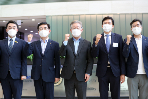 삼성바이오로직스서 기념촬영하는 이재명