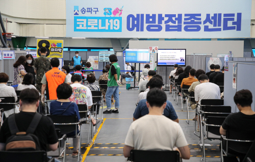 분주한 코로나19 백신 접종센터