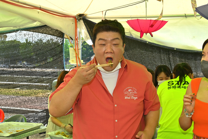 은어튀김을 맛보고있는 유민상