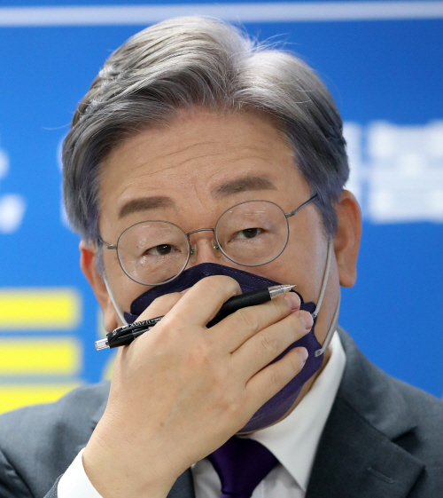 취재진 질문 듣는 이재명 후보