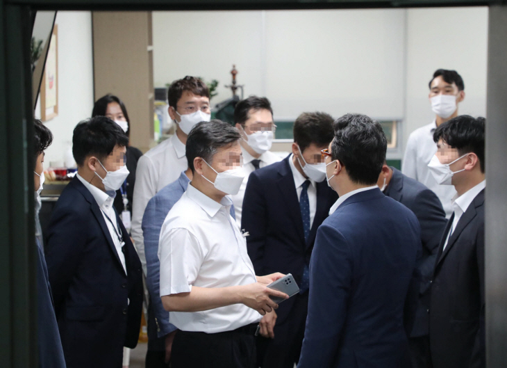 압수수색 마친 공수처 관계자<YONHAP NO-5753>