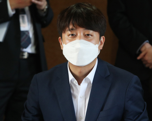 쿠팡 화재 피해 주민과 간담회 하는 이준석