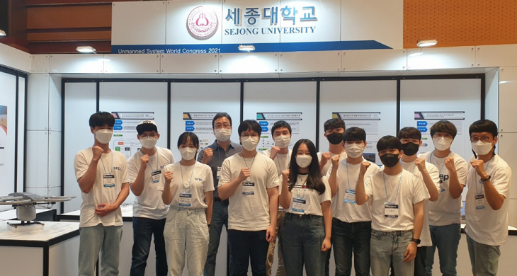 무인이동체산업엑스포에 참가한 세종대 관계자