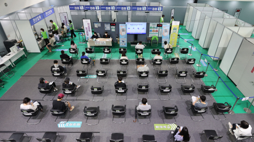 1차접종 총 3천982만여명, 인구대비 77.6%…접종완료율 55.5%