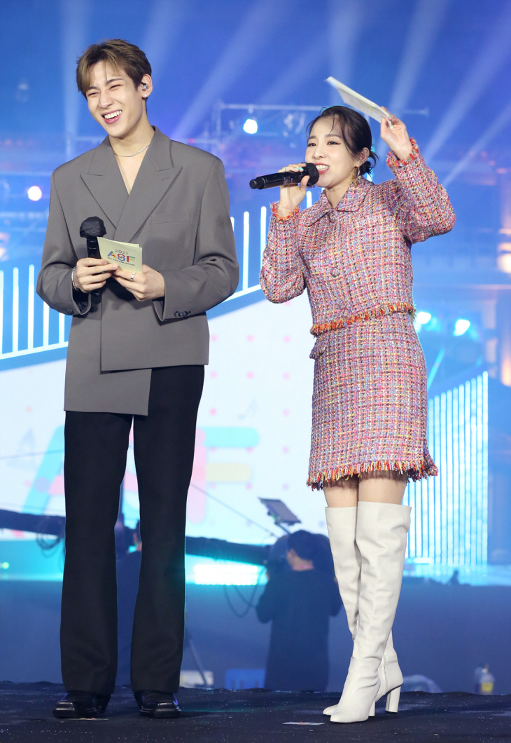 MC 산다라박과뱀뱀