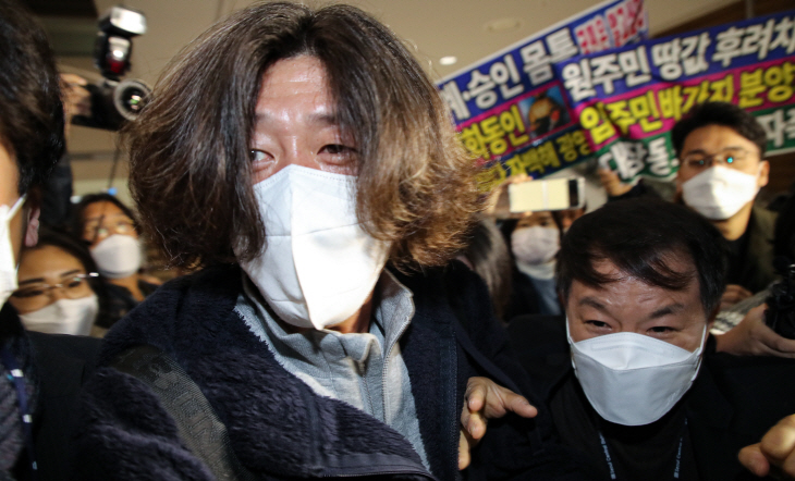 귀국 직후 검찰에 체포된 '대장동 키맨' 남욱