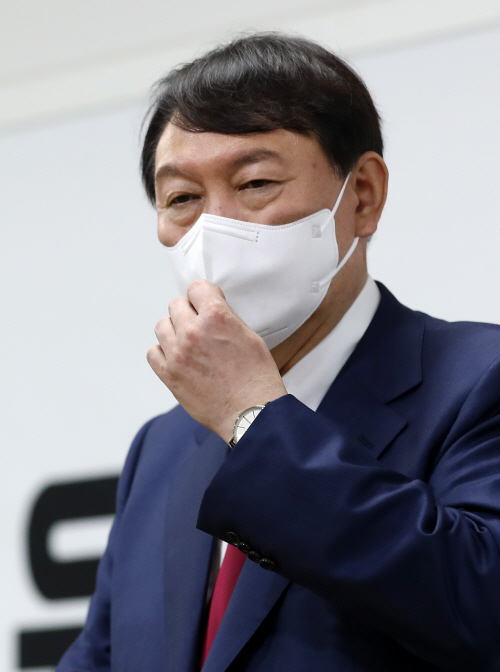마스크 고쳐 쓰는 윤석열
