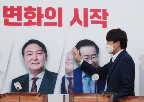 대선 경선 후보자들 사진 살펴보는 이준석 대표