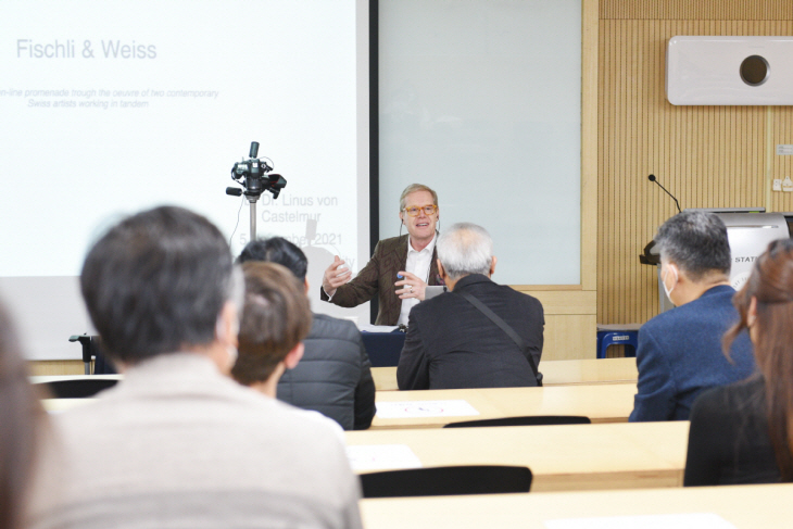 [사진2] 카스텔무르 대사의 포토북 라운지 토크 진행 모습(1)