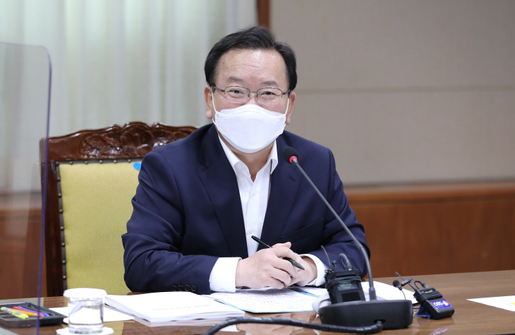 국가우주위원회에서 발언하는 김부겸 총리