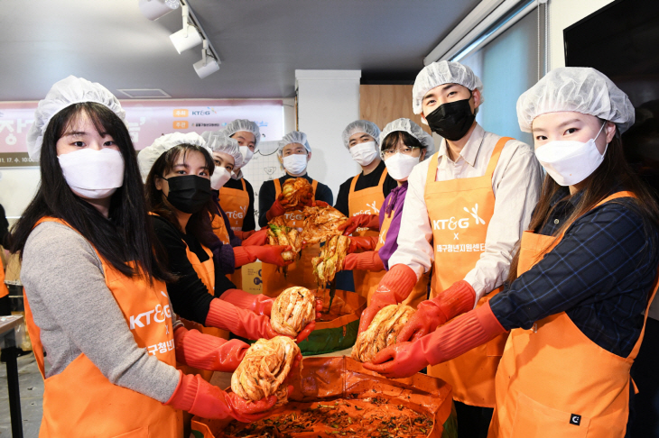 (사진2) KT&G, 취약계층 위한 '연말 김장김치 나눔' 행사 진행