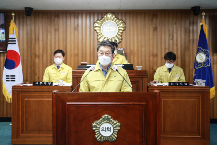 영주시장이 영주시의회에서 시정연설을 하고있다