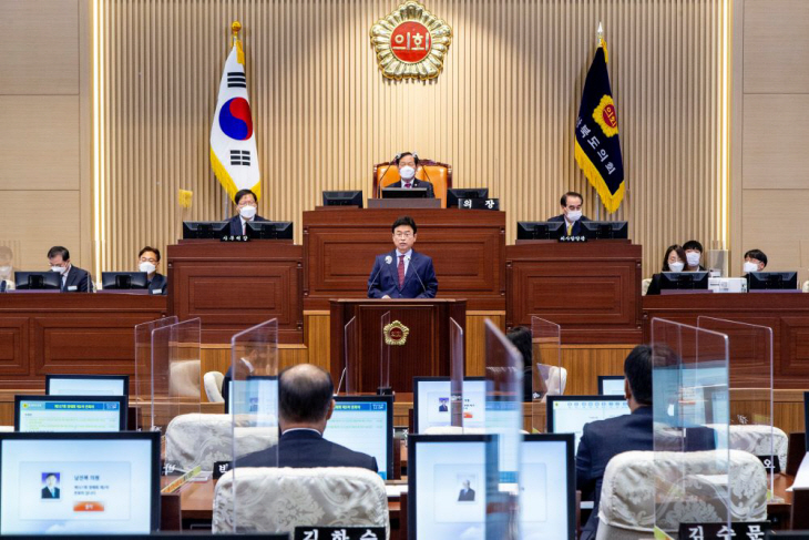 이철우 도지사가 시정연설을 하고 있다.