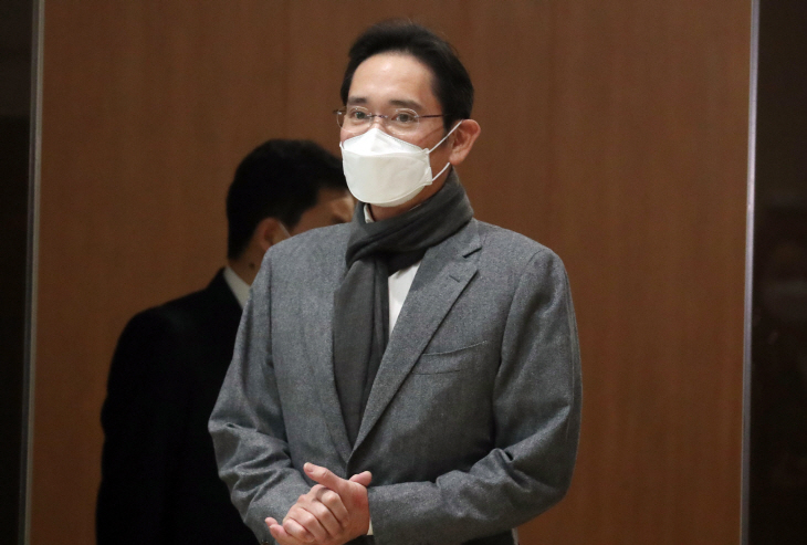 미국 출장 마치고 귀국하는 이재용 부회장<YONHAP NO-4255>