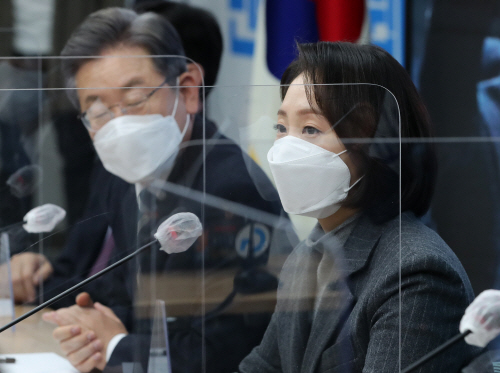 취재진 질문에 답하는 조동연 신임 공동상임선대위원장