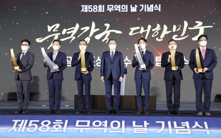 수출탑 수상자와 함께한 문재인 대통령<YONHAP NO-3762>