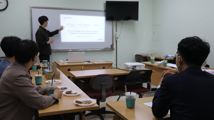 미팅을 진행하고 있는 KACE 학생