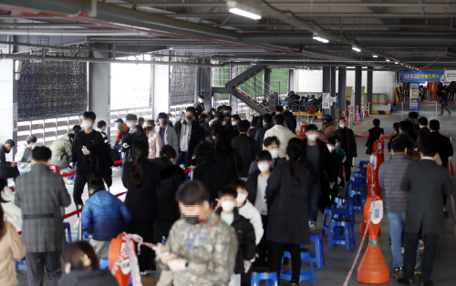 검사 대상자 몰리는 선별진료소