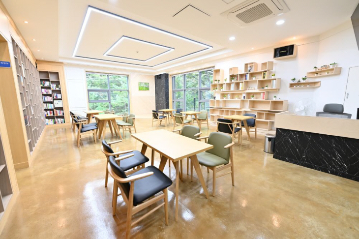 북스테이 객실 및 숲속도서관 조성