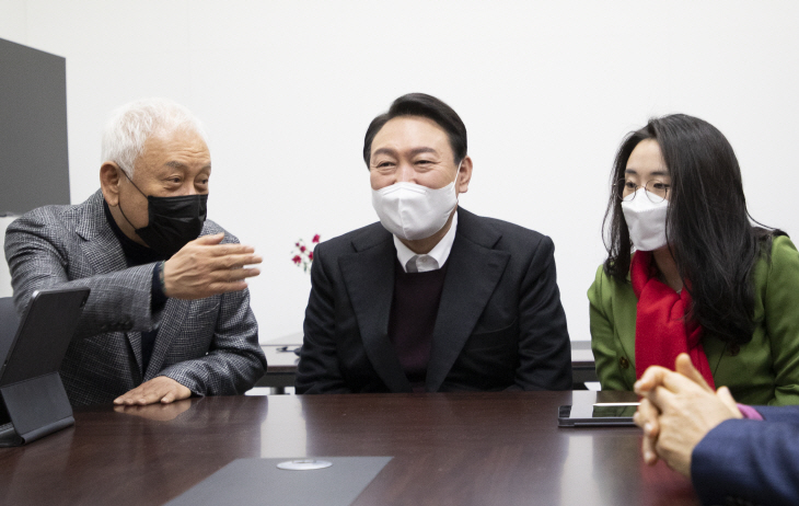 대화하는 윤석열과 김한길