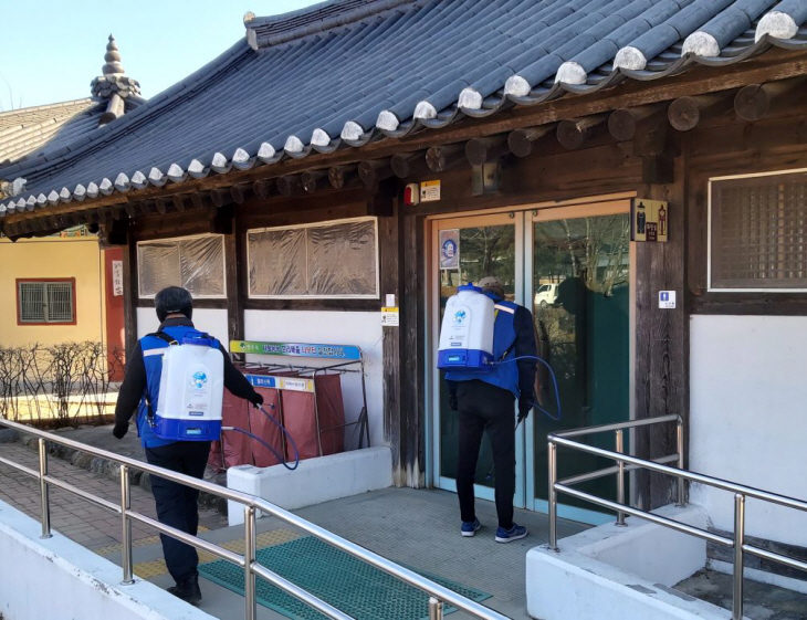 선비촌에서 방역활동을 펼치는 장면